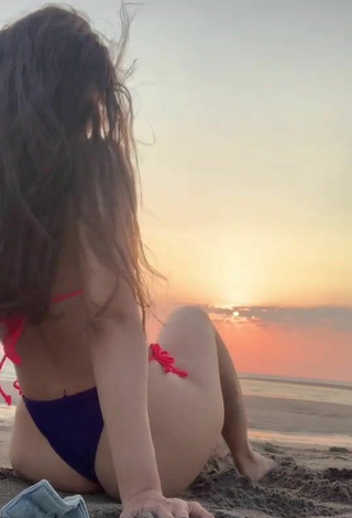 Sexy Daniela Servellón Enseña el culo en la playa