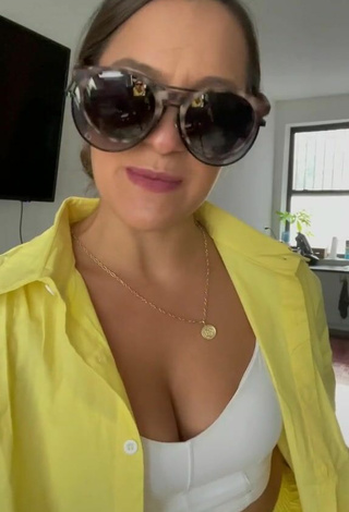 Hermosa Deanna Giulietti enseña escote con Top Corto Blanco