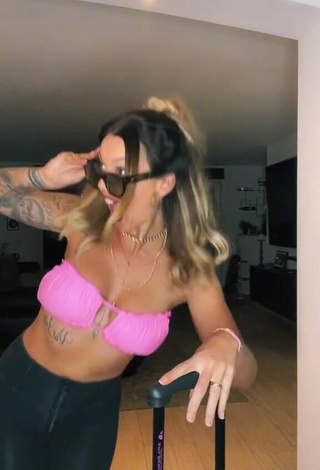 Sexy Aline Jost enseña escote con Sujetador de Bikini