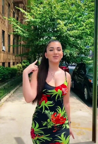 Sexy Enisa enseña escote con Vestido Floral en una calle