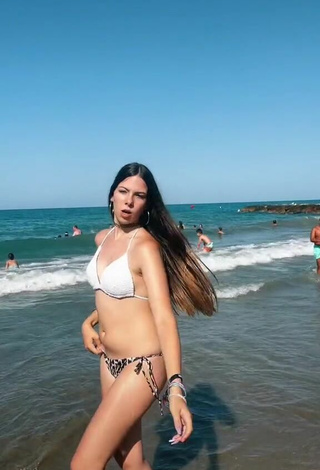 Atractiva Esther Martinez enseña escote con Seductores Bikini en la playa