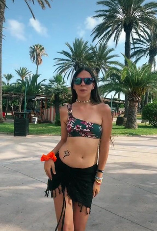 Bonita Esther Martinez enseña escote con Sujetador de Bikini