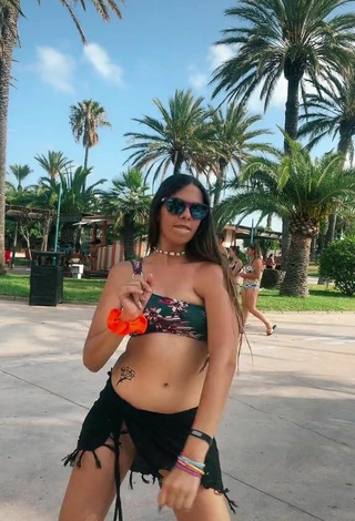 6. Bonita Esther Martinez Enseña Escote Con Sujetador De Bikini