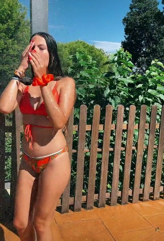 4. Sexy Esther Martinez Enseña Escote Con Bikini