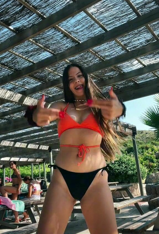 2. Hermosa Esther Martinez Enseña Escote Con Bikini