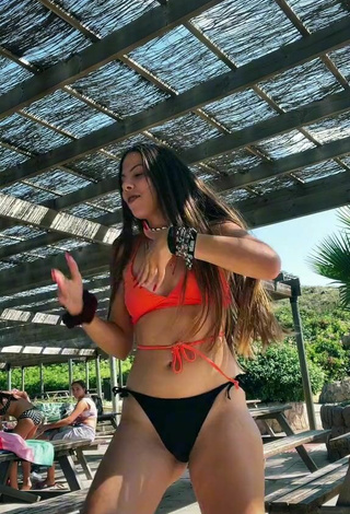 5. Hermosa Esther Martinez Enseña Escote Con Bikini