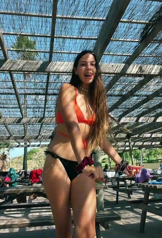 3. Más Caliente Esther Martinez Enseña Escote Con Bikini