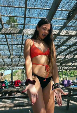 4. Más Caliente Esther Martinez Enseña Escote Con Bikini