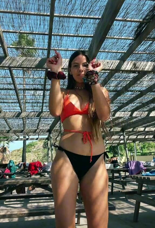 5. Más Caliente Esther Martinez Enseña Escote Con Bikini