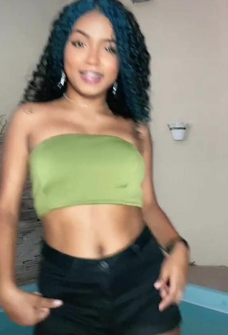 Caliente Radija Pereira enseña escote con Top Tubo Oliva