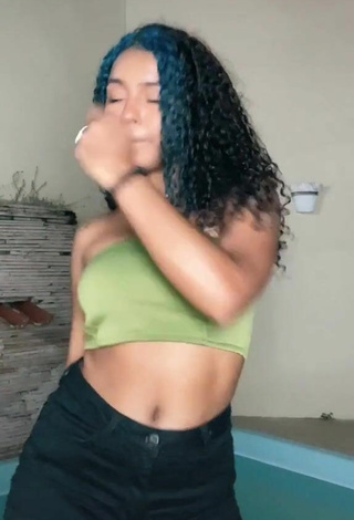 Sexy Radija Pereira enseña escote con Top Tubo Oliva