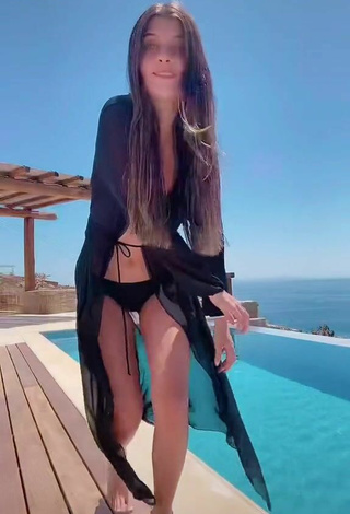 4. Sexy Kasia Bożek Enseña Escote Con Bikini Negro