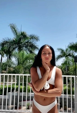 Increíble Gabi Butler enseña escote con Bikini Blanco