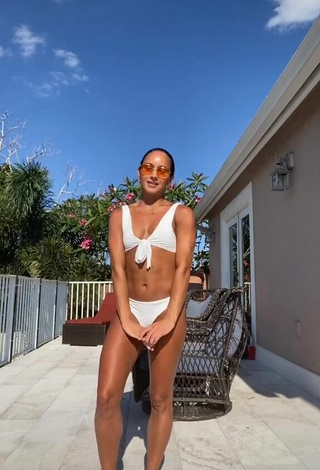 1. Hermosa Gabi Butler Enseña Escote Con Bikini Blanco