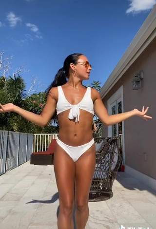 4. Hermosa Gabi Butler Enseña Escote Con Bikini Blanco