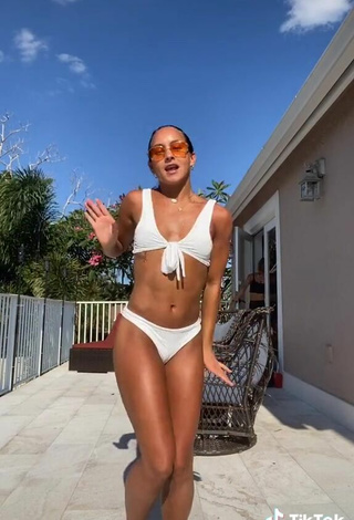 6. Hermosa Gabi Butler Enseña Escote Con Bikini Blanco