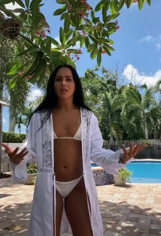 Más caliente Gabi Butler enseña escote con Bikini Blanco