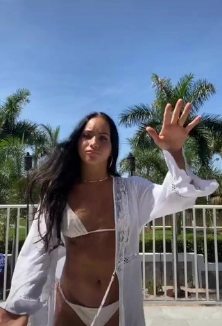 Maravillosa Gabi Butler enseña escote con Bikini Blanco