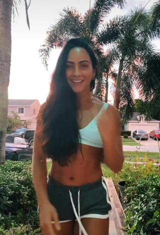 2. Sexy Gabi Butler Con Pantalones Cortos Deportivos En Una Calle