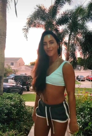 3. Sexy Gabi Butler Con Pantalones Cortos Deportivos En Una Calle