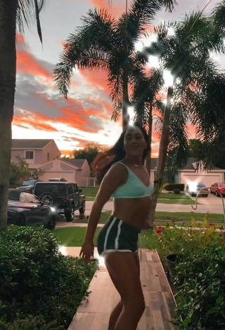 6. Sexy Gabi Butler Con Pantalones Cortos Deportivos En Una Calle