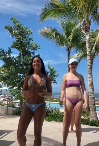 Caliente Gabi Butler enseña escote con Bikini