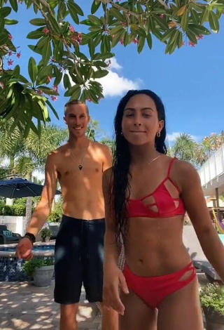 Cariño Gabi Butler enseña escote con Sensuales Bikini Rojo