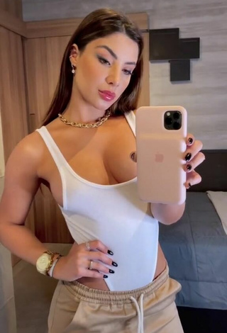 Sexy Gabriela Versiani enseña escote con Traje de Cuerpo