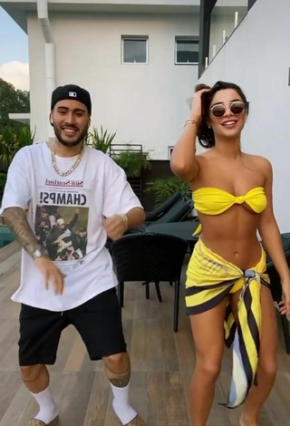 4. Sexy Gabriela Versiani Enseña Escote Con Sujetador De Bikini