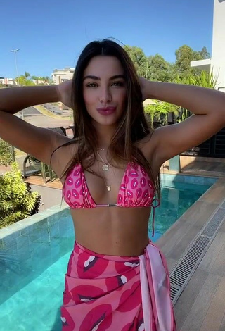 3. Caliente Gabriela Versiani Enseña Escote Con Sujetador De Bikini