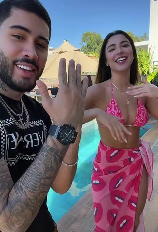 6. Caliente Gabriela Versiani Enseña Escote Con Sujetador De Bikini