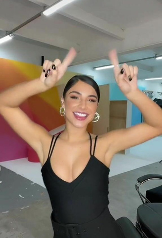 Sexy Gabriela Versiani enseña escote con Top Negro