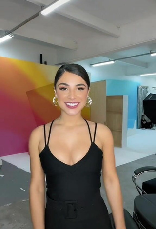 2. Sexy Gabriela Versiani Enseña Escote Con Top Negro