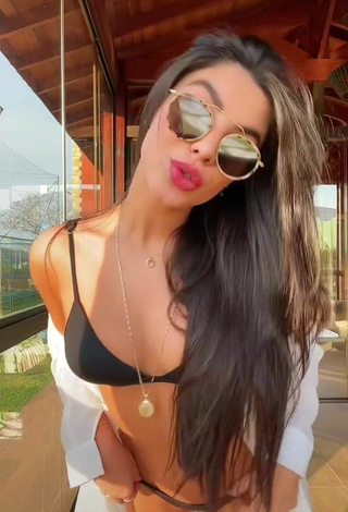 Sexy Gabriela Versiani enseña escote con Bikini Negro