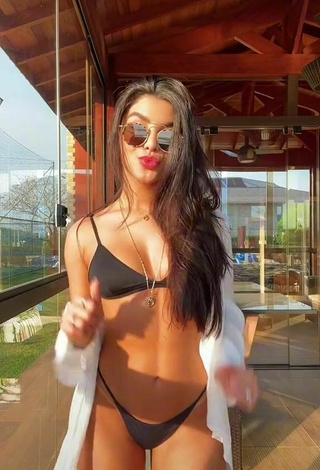 2. Sexy Gabriela Versiani Enseña Escote Con Bikini Negro