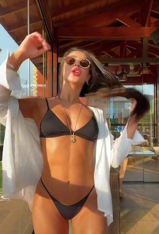 3. Sexy Gabriela Versiani Enseña Escote Con Bikini Negro