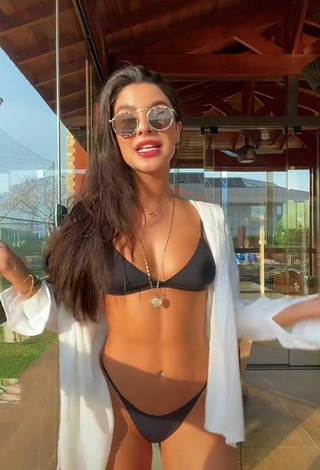 4. Sexy Gabriela Versiani Enseña Escote Con Bikini Negro