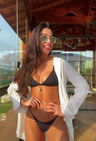 5. Sexy Gabriela Versiani Enseña Escote Con Bikini Negro