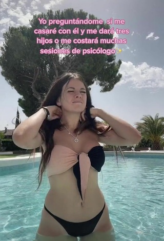 Hermosa Gigiis enseña escote con Bikini en la piscina