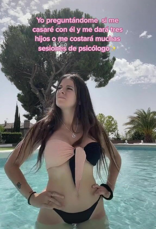 4. Hermosa Gigiis Enseña Escote Con Bikini En La Piscina