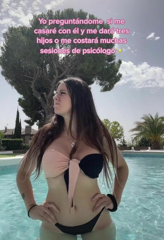 5. Hermosa Gigiis Enseña Escote Con Bikini En La Piscina