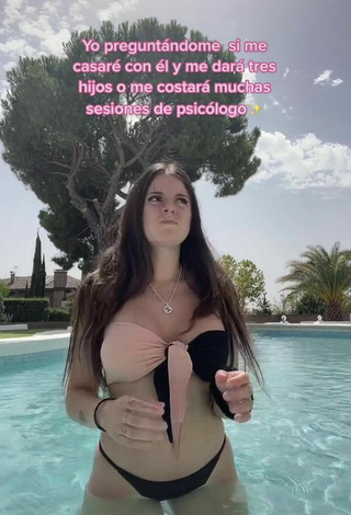 6. Hermosa Gigiis Enseña Escote Con Bikini En La Piscina