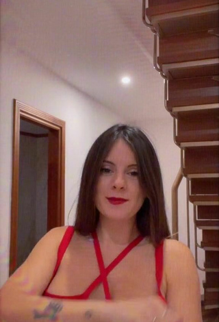 3. Sexy Gigiis Enseña Escote Con Vestido Rojo