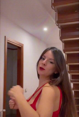 4. Sexy Gigiis Enseña Escote Con Vestido Rojo