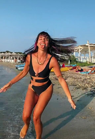 3. Caliente Giulia Penna Enseña Escote Con Traje De Baño Negro En La Playa