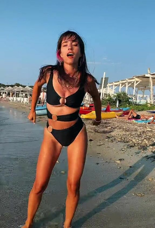 4. Caliente Giulia Penna Enseña Escote Con Traje De Baño Negro En La Playa