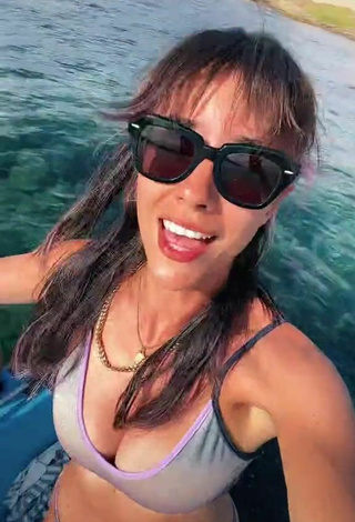 Sexy Giulia Penna Enseña el culo en un barco