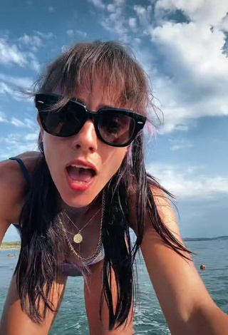 3. Sexy Giulia Penna Enseña El Culo En Un Barco