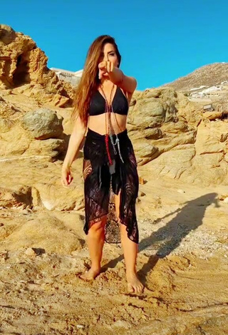 4. Sexy Gloria Trevi Enseña Escote Con Sujetador De Bikini