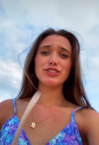 Caliente Hannah Meloche enseña escote con Sujetador de Bikini en la playa